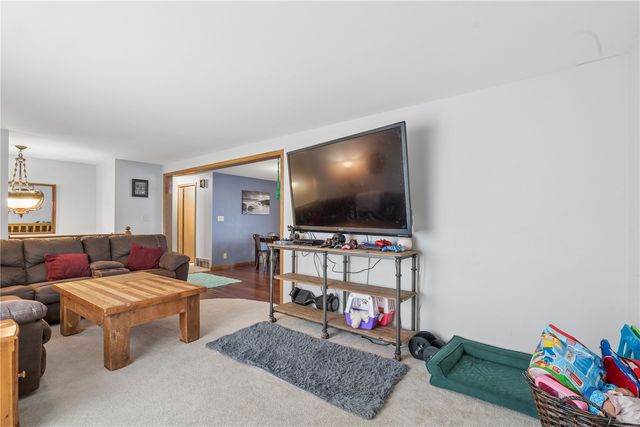 409 S 7th Avenue, Iowa City, IA 52245