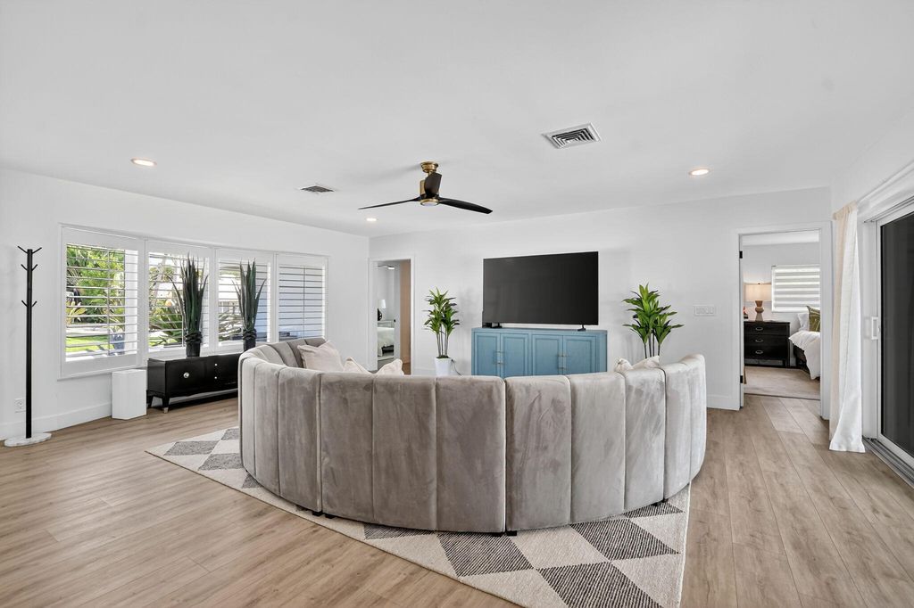 Image 9 of property listing at 891 Hickory Terrace, Boca Raton, FL 33486