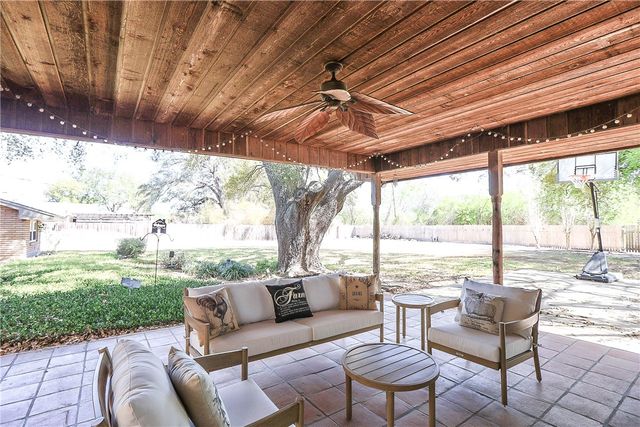 1316 Southwood St, Alice, TX 78332