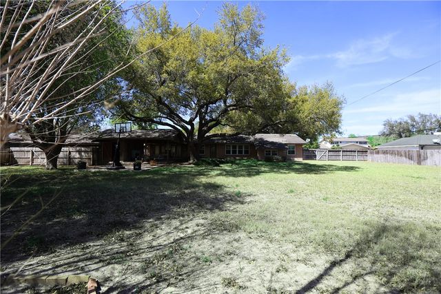 1316 Southwood St, Alice, TX 78332