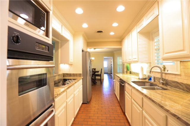 1316 Southwood St, Alice, TX 78332