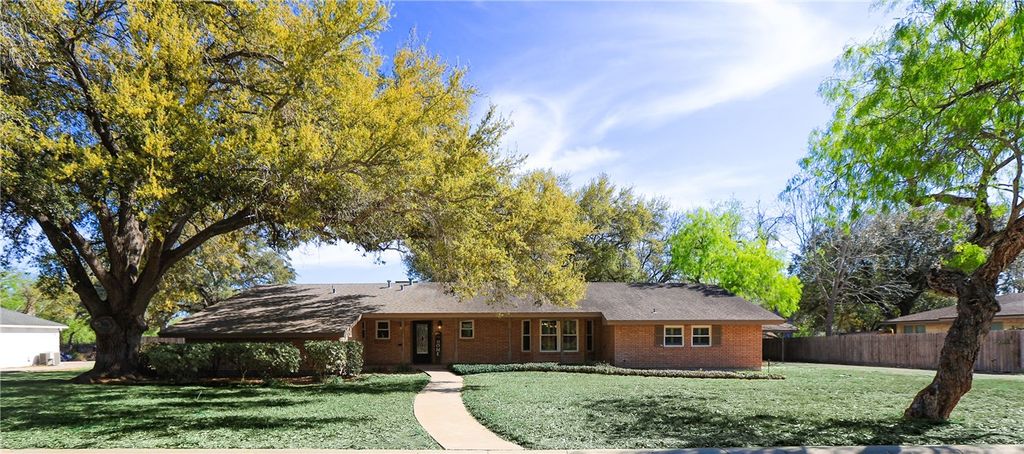 1316 Southwood St, Alice, TX 78332