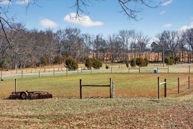 289 Martin Chapel Rd, Portland, TN 37148