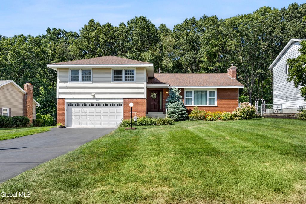 106 Marie Parkway, Colonie, NY 12211