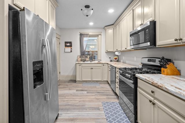 506 E RUSHOLME Street, Davenport, IA 52803
