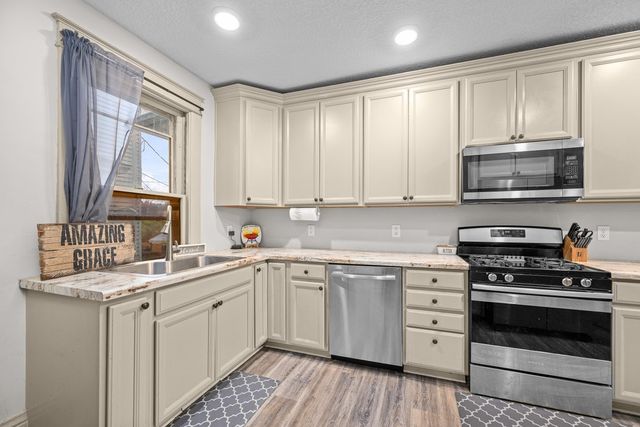 506 E RUSHOLME Street, Davenport, IA 52803