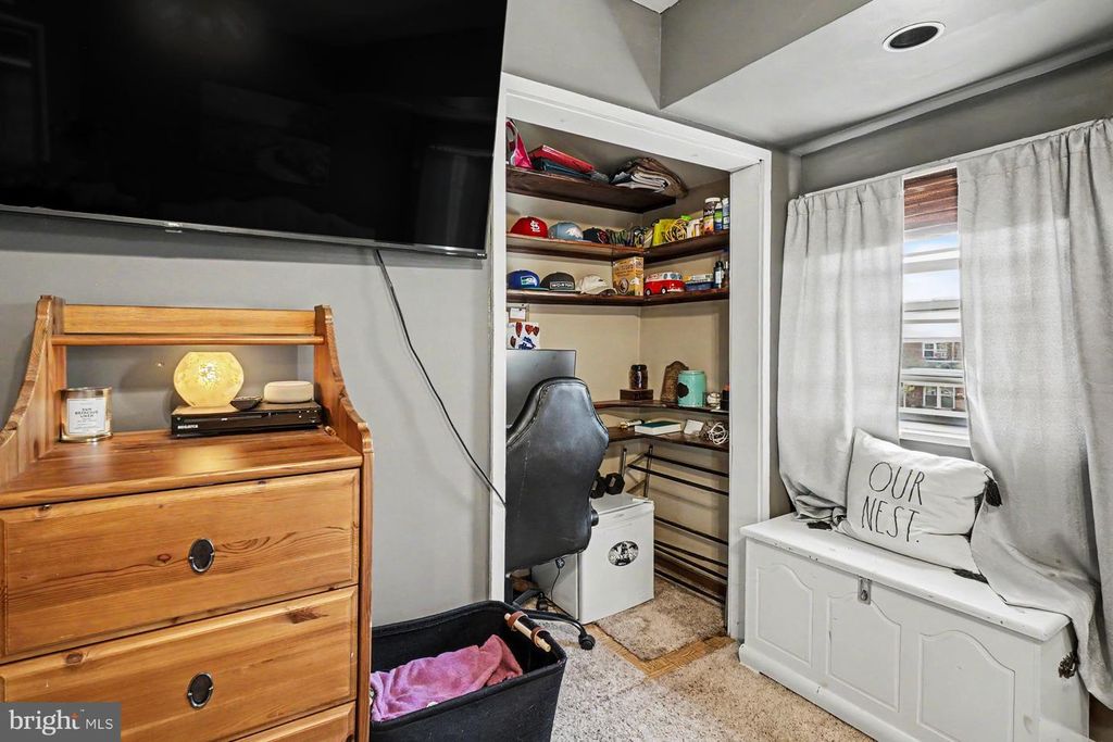 Image 10 of property listing at 7864 CHARLESMONT RD, Baltimore, MD 21222