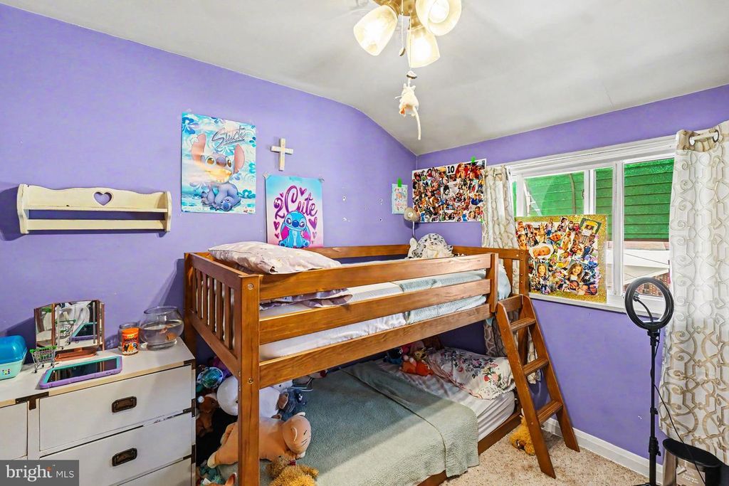 Image 11 of property listing at 7864 CHARLESMONT RD, Baltimore, MD 21222