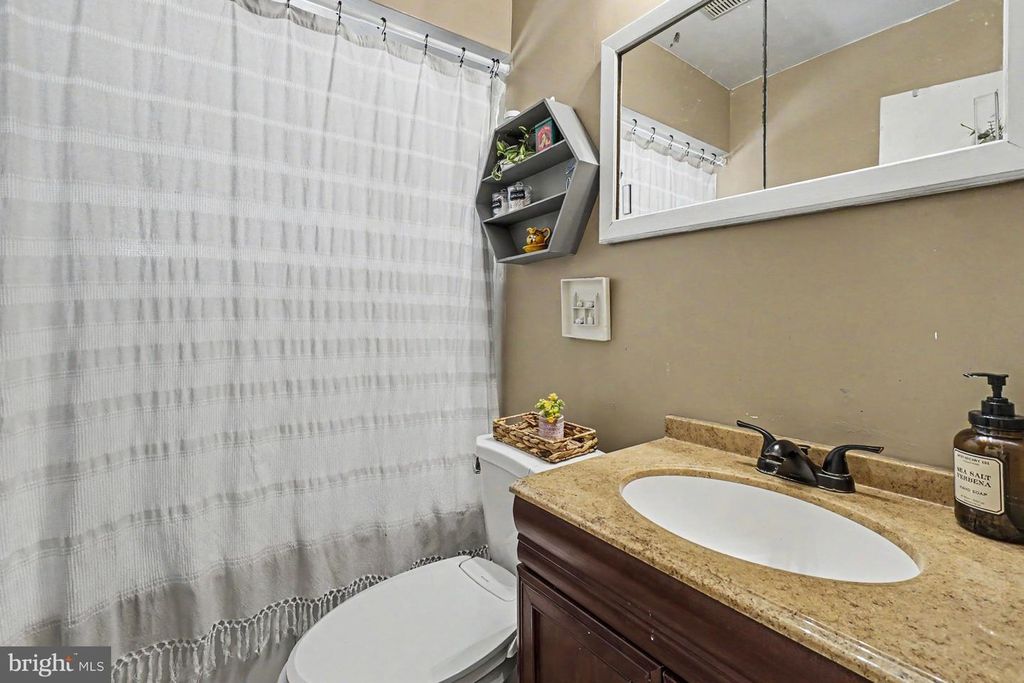 Image 14 of property listing at 7864 CHARLESMONT RD, Baltimore, MD 21222
