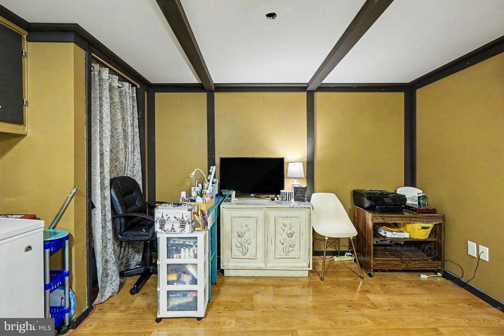Image 16 of property listing at 7864 CHARLESMONT RD, Baltimore, MD 21222