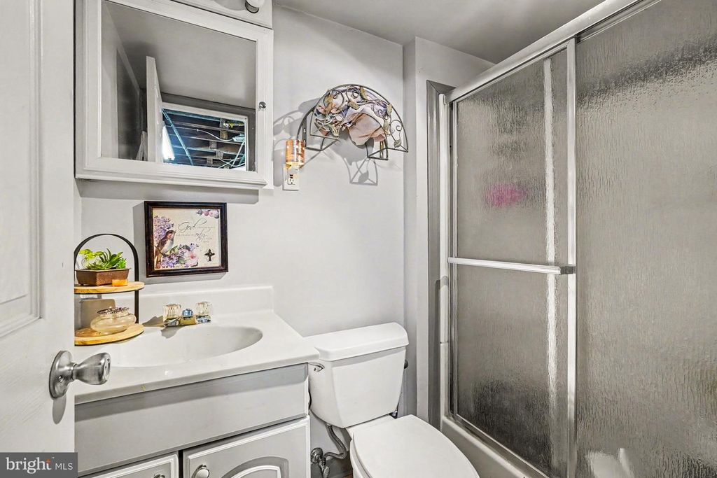Image 18 of property listing at 7864 CHARLESMONT RD, Baltimore, MD 21222