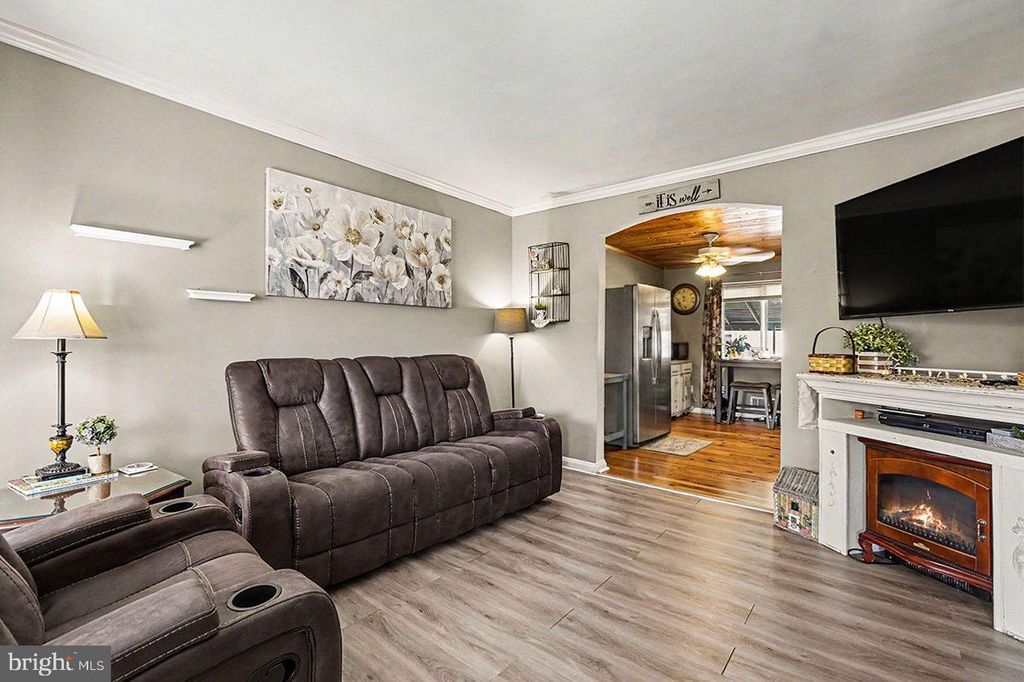 Image 2 of property listing at 7864 CHARLESMONT RD, Baltimore, MD 21222