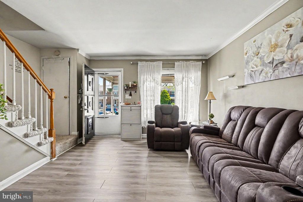 Image 3 of property listing at 7864 CHARLESMONT RD, Baltimore, MD 21222