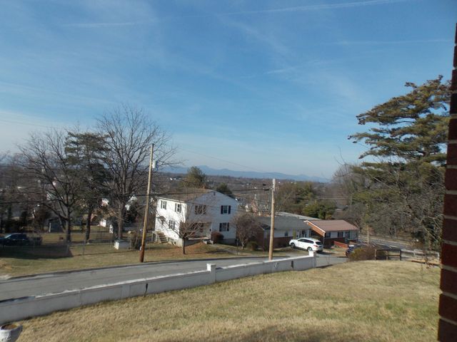 S 624 Maple ST, Vinton, VA 24179