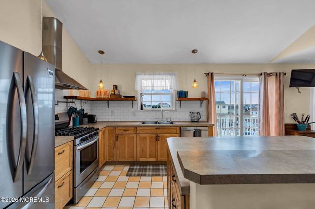 11 Avenue D, Manahawkin, NJ 08050