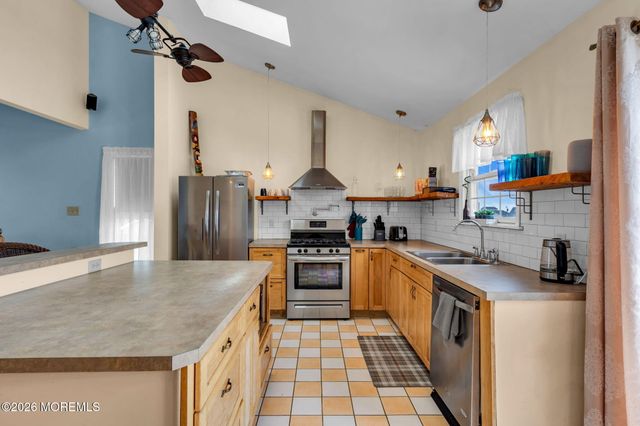 11 Avenue D, Manahawkin, NJ 08050