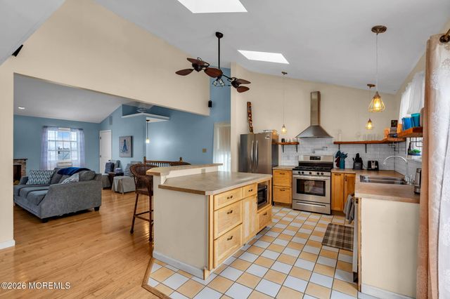 11 Avenue D, Manahawkin, NJ 08050