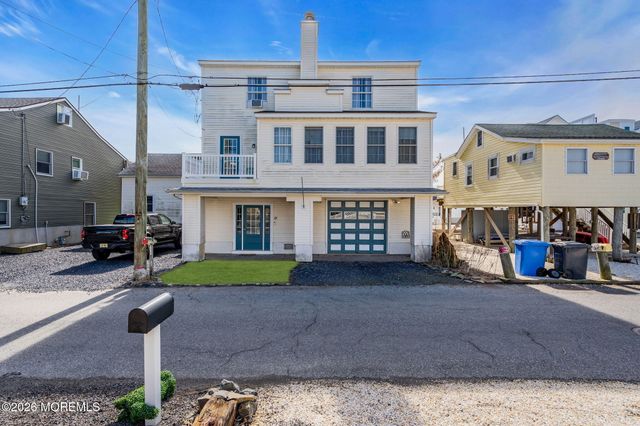 11 Avenue D, Manahawkin, NJ 08050