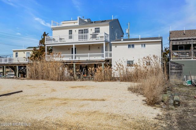 11 Avenue D, Manahawkin, NJ 08050