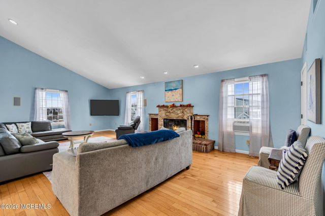 11 Avenue D, Manahawkin, NJ 08050