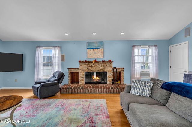 11 Avenue D, Manahawkin, NJ 08050