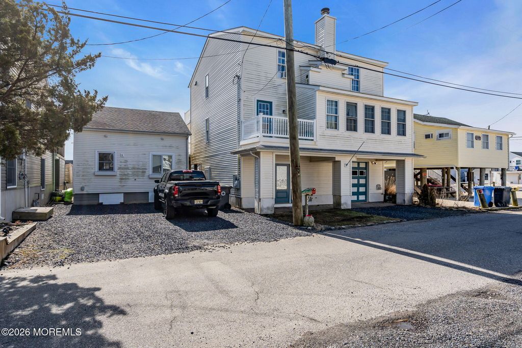 11 Avenue D, Manahawkin, NJ 08050