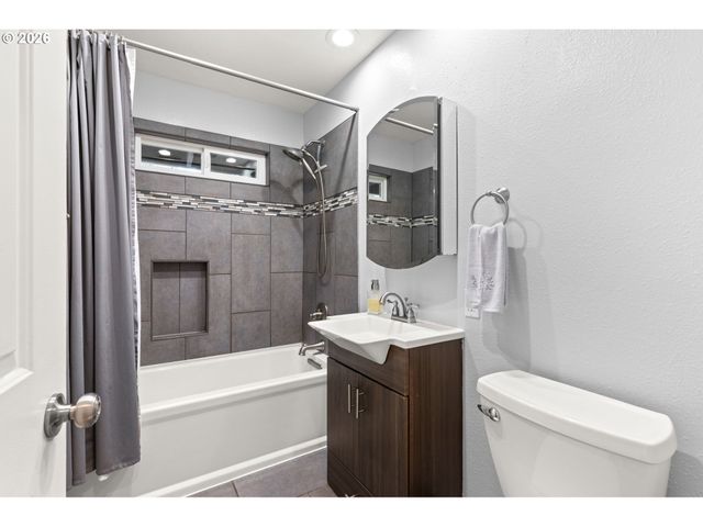 9136 Se STEELE St, Portland, OR 97266