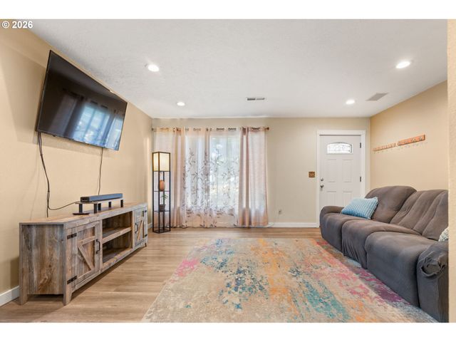 9136 Se STEELE St, Portland, OR 97266