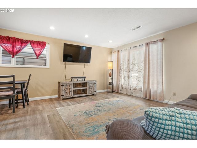 9136 Se STEELE St, Portland, OR 97266