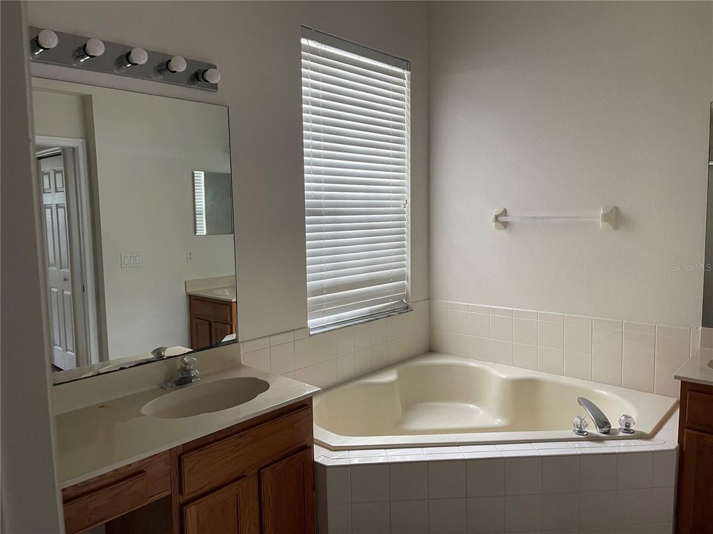 Image 9 of property listing at 13442 LAKE TURNBERRY CIRCLE, Orlando, FL 32828