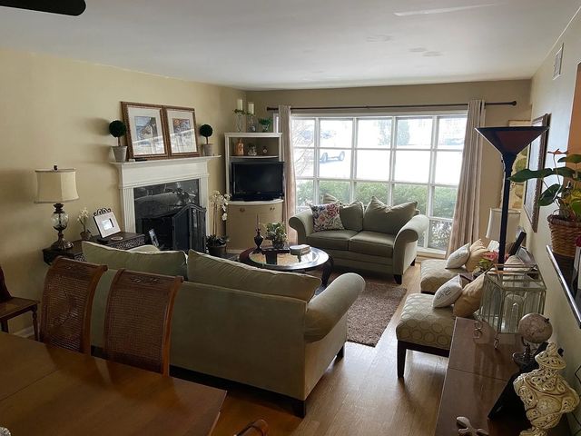 1073 W Elm Street, Palatine, IL 60067