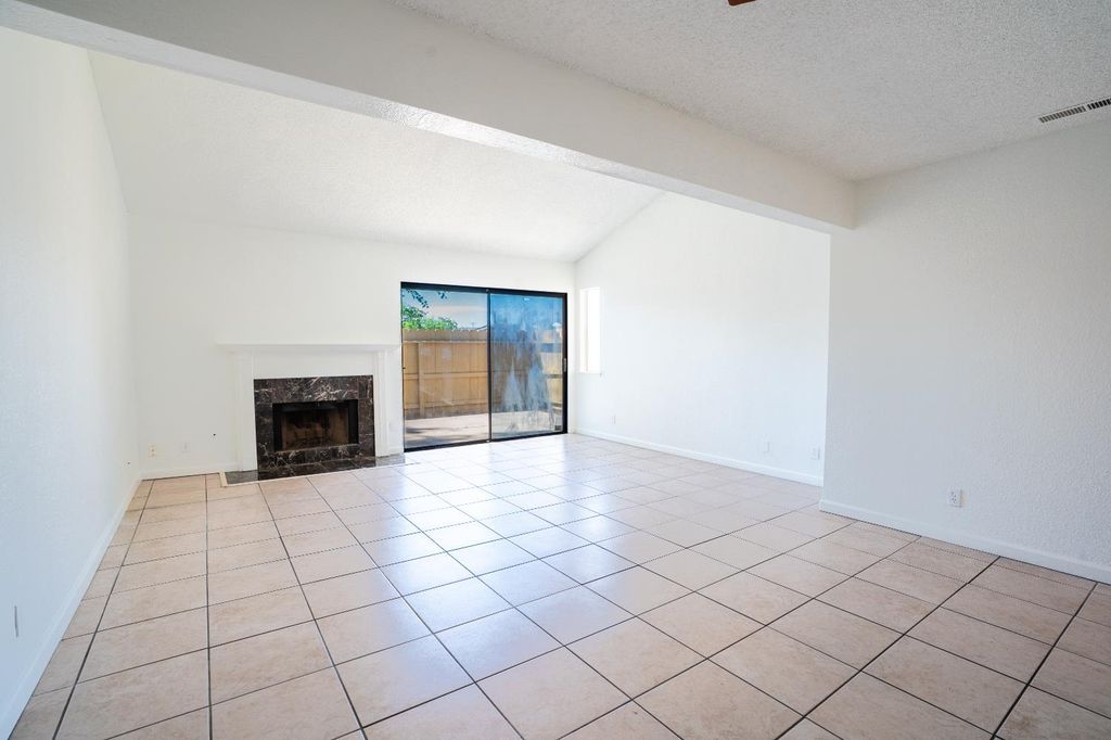Image 11 of property listing at 4885 N Backer Avenue # 128, Fresno, CA 93726