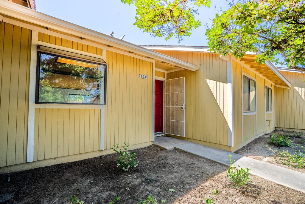 Image 2 of property listing at 4885 N Backer Avenue # 128, Fresno, CA 93726