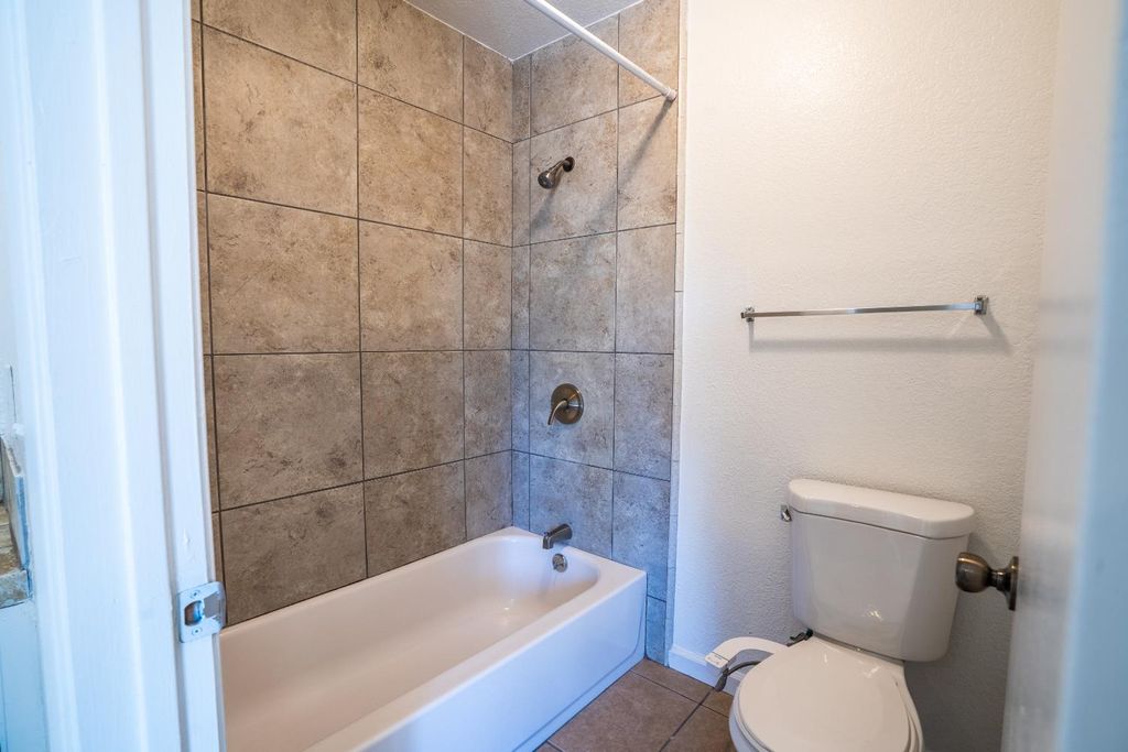 Image 21 of property listing at 4885 N Backer Avenue # 128, Fresno, CA 93726