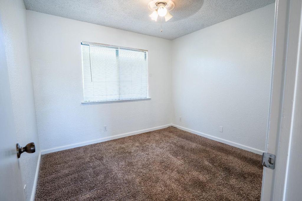 Image 24 of property listing at 4885 N Backer Avenue # 128, Fresno, CA 93726