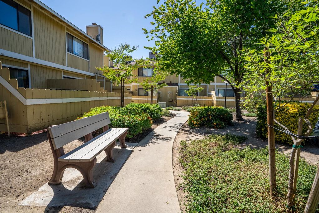 Image 35 of property listing at 4885 N Backer Avenue # 128, Fresno, CA 93726