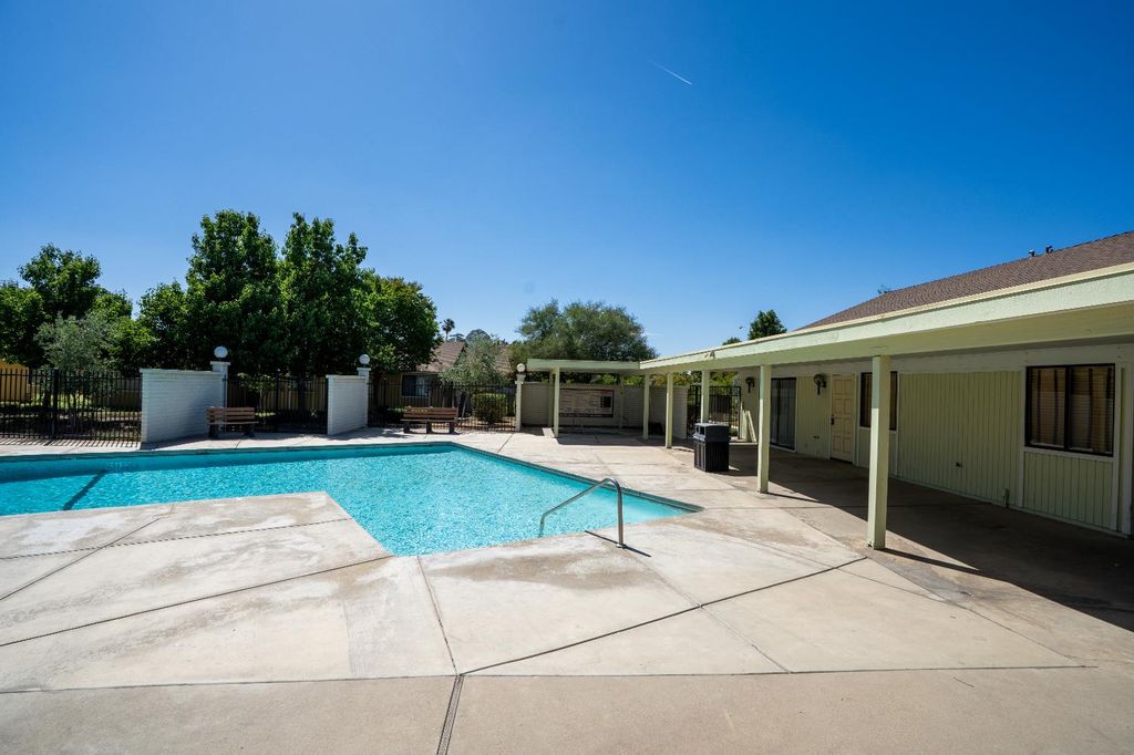 Image 38 of property listing at 4885 N Backer Avenue # 128, Fresno, CA 93726