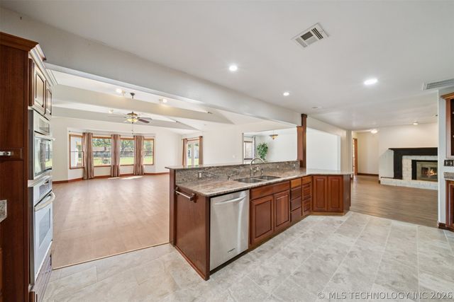 9488 E 137th Street S, Bixby, OK 74008