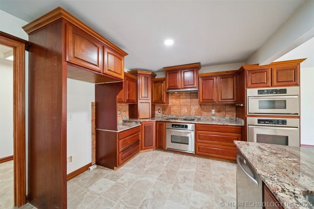 9488 E 137th Street S, Bixby, OK 74008