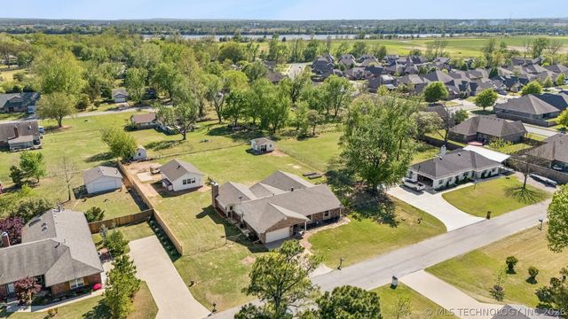 9488 E 137th Street S, Bixby, OK 74008