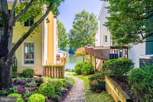 2001 CHADDS FORD DR, Reston, VA 20191