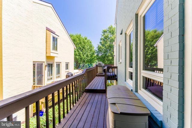 2001 CHADDS FORD DR, Reston, VA 20191
