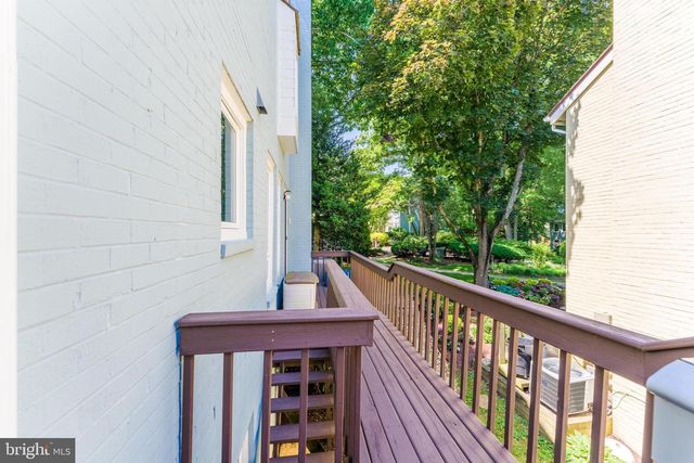 2001 CHADDS FORD DR, Reston, VA 20191