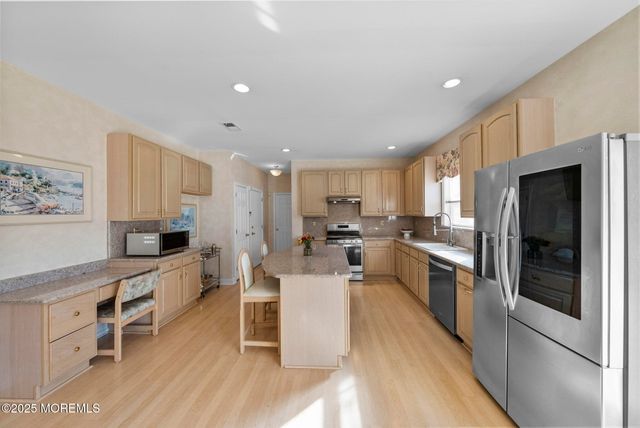 50 Shawnee Way, Morganville, NJ 07751