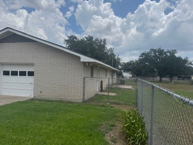 1005 Bowie, George West, TX 78022