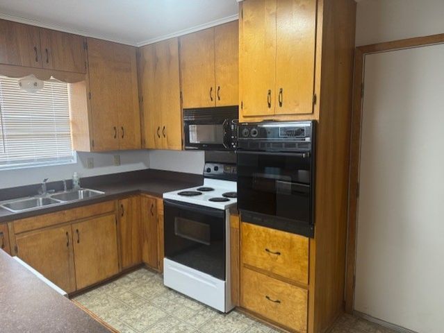 1005 Bowie, George West, TX 78022