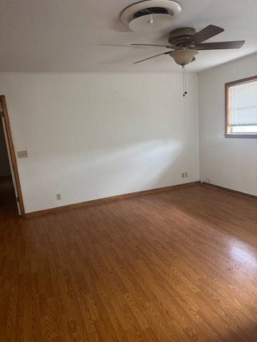 1005 Bowie, George West, TX 78022