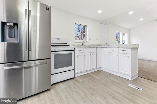 6 MARATHON DR, Mantua, NJ 08051