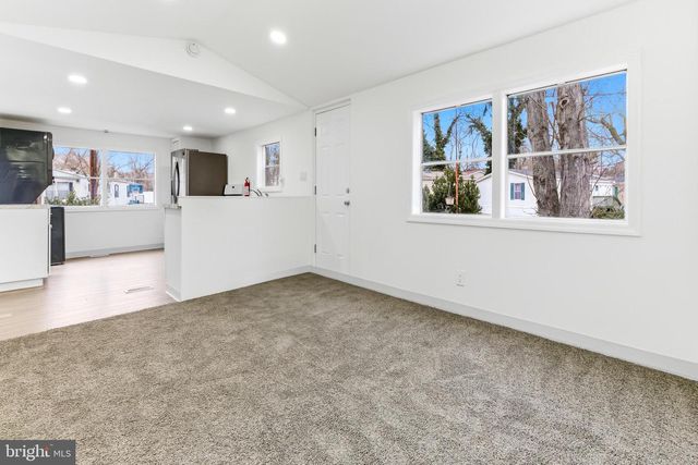 6 MARATHON DR, Mantua, NJ 08051