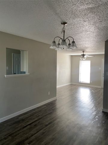 802 Las Palmas Drive, Grand Prairie, TX 75052